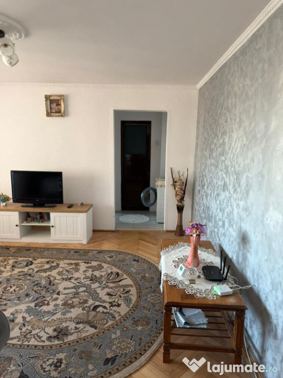 Inchiriez apartament