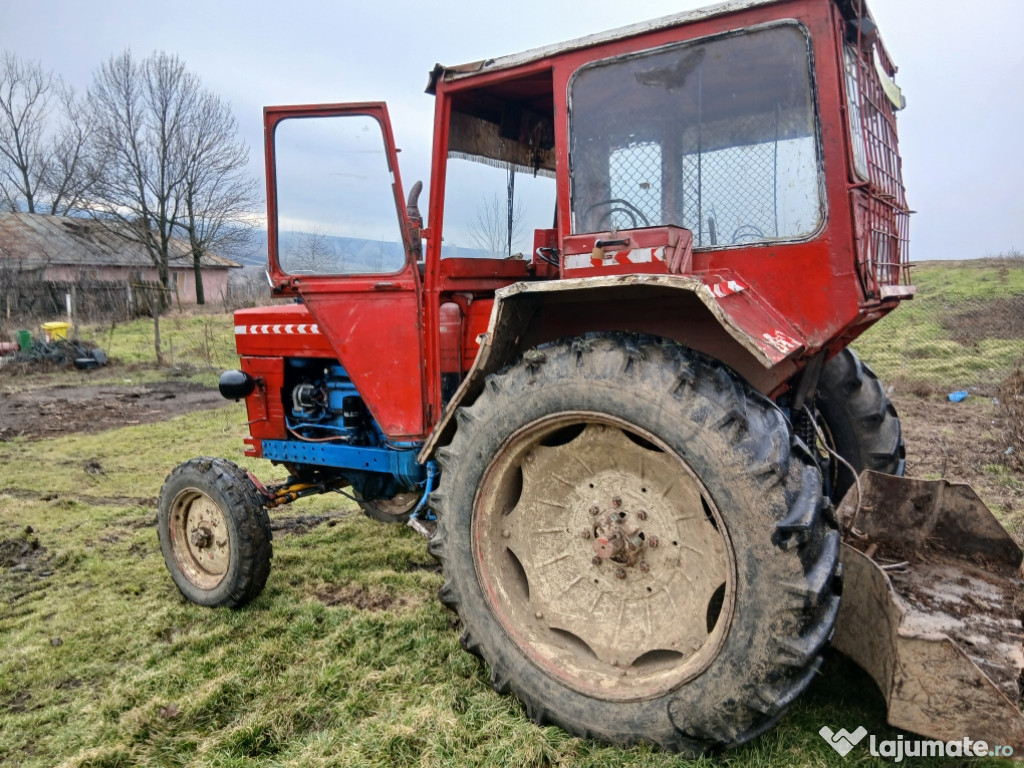 Tractor U650 cu sapă și troliu