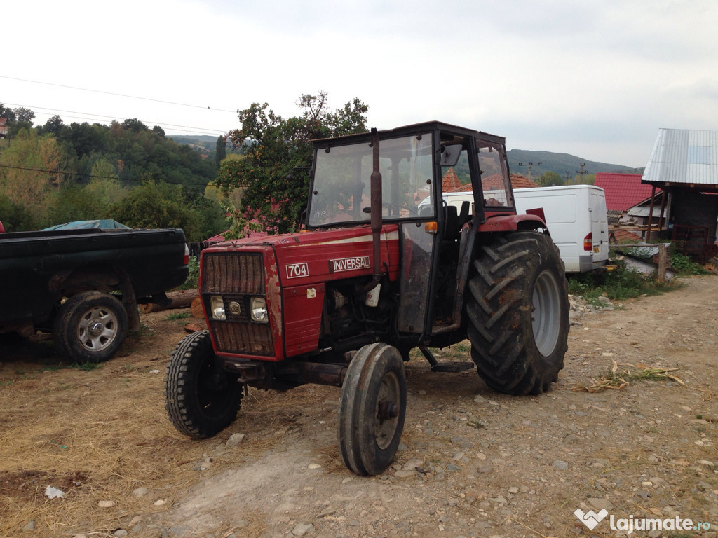 Tractor universal 704