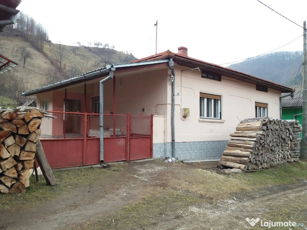 Casa rusca montana cu teren 1,5 ha