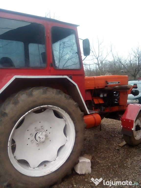 Dau tractor U650 in stare foarte buna la telefon mai multe d