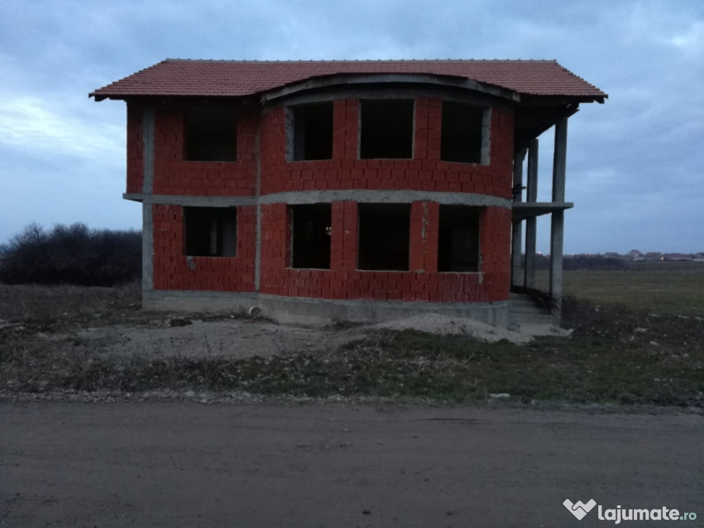 Casa cărămidă cu etaj tencuită și o casă cu teren in cordău