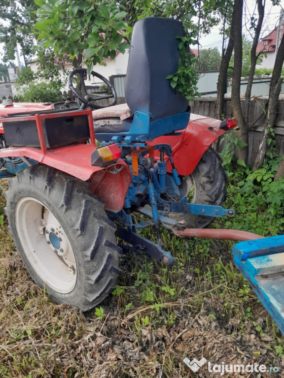 Tractor Fiat în două pistoane cu plug și platformă