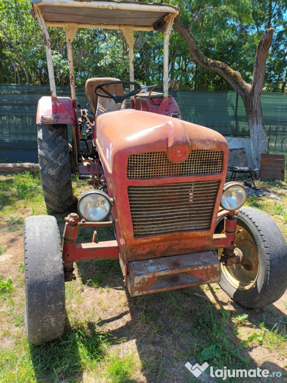 Tractor cu 2 pistoane cu utilaje agricole