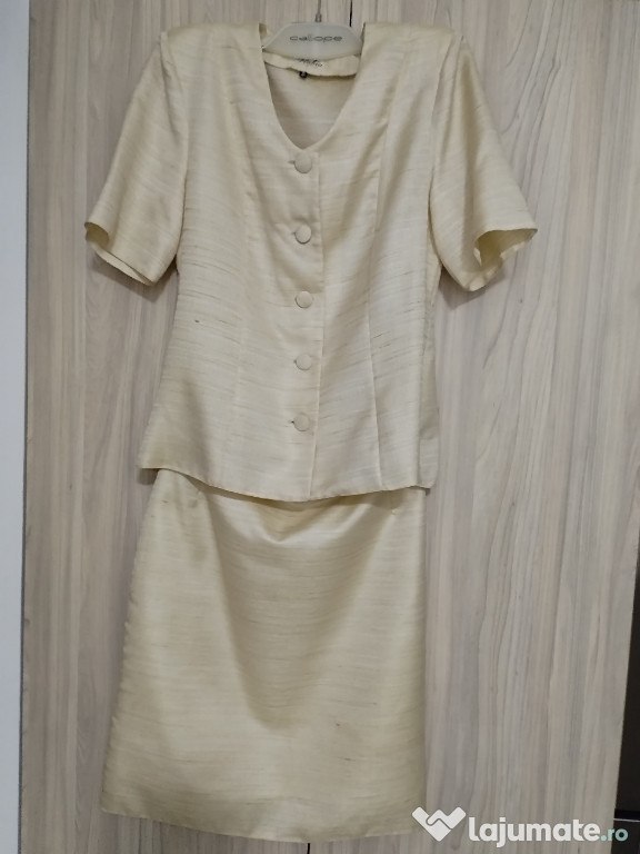 Caut Nike Tech Fleece Rosu ofer 200300lei