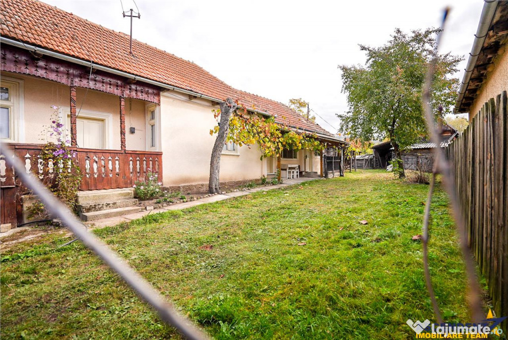 Casa din lemn, cu aproape 900mp, in localitatea Lutoasa, Jud
