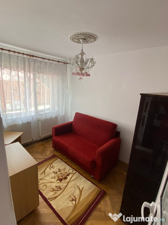 Apartament 3 camere de închiriat strada Calea București