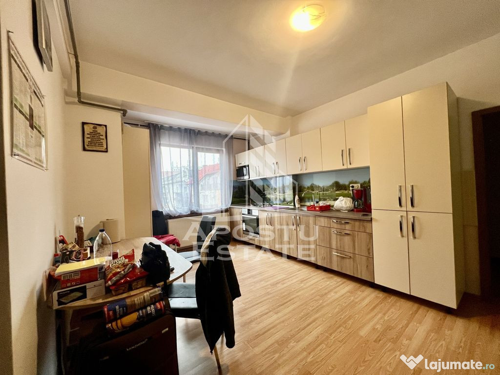 Apartament pe 2 niveluri, 3 camere, 2 bai, lift, zona Lunei