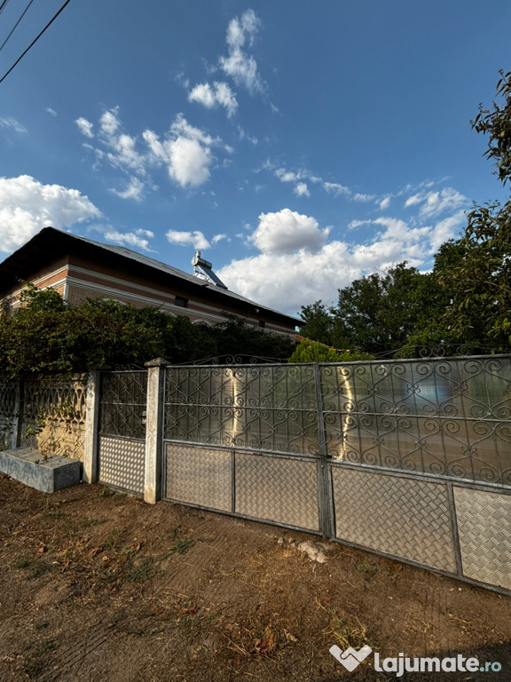 Casa bătrânească de vânzare