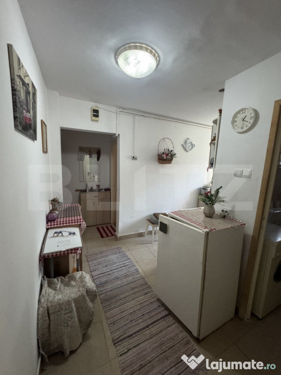 APARTAMENT CU 3 CAMERE, DAMBU, ETAJ INTERMEDIAR.