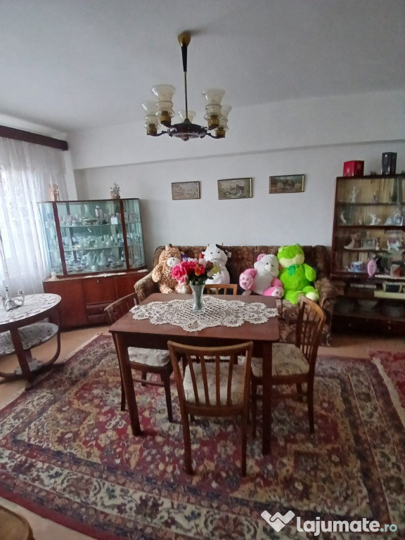 Vand apartament cu 4 camere