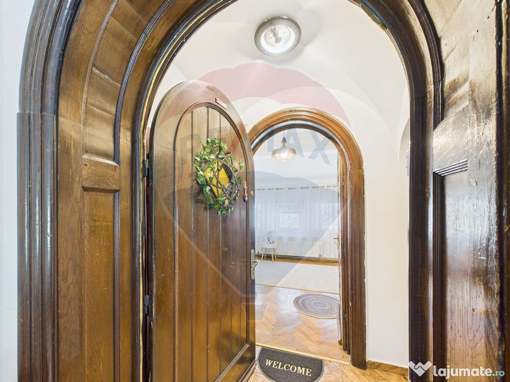 Apartament 4 camere + terasă de vânzare în zona Știrb...