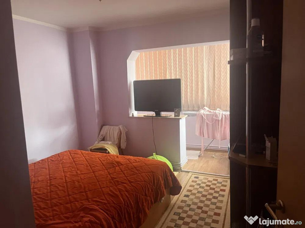 Apartament cu 3 camere, decomandat - zona Racadau
