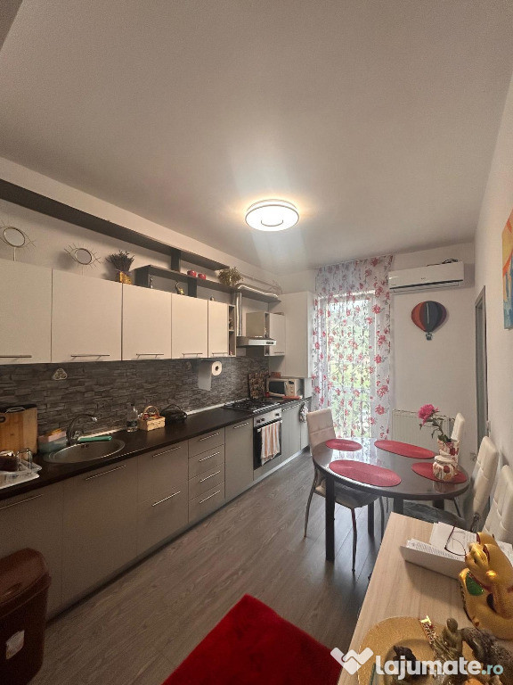 Apartament de 2 camere, docomandat, zona Porii