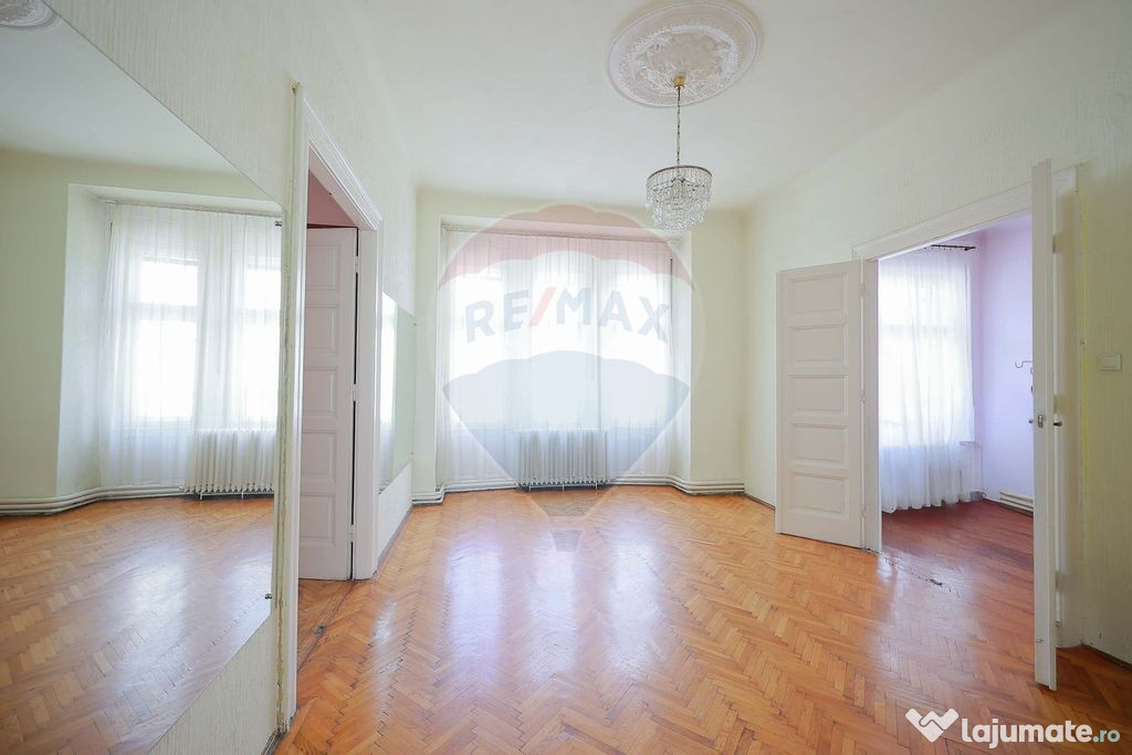 De vânzare apartament cu 4 camere,în zona Ultracentral
