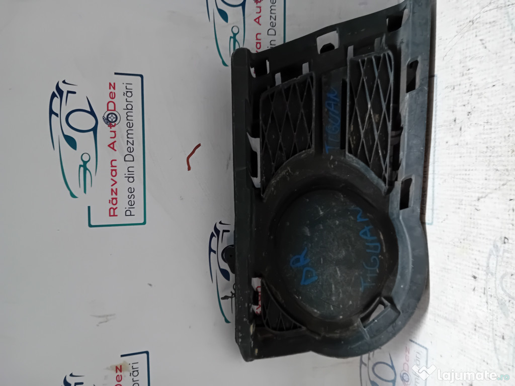 Grila proiector stanga Volkswagen Tiguan 2011