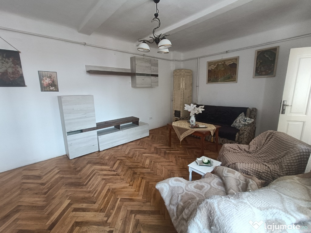 Apartament 3 camere mobilat intr-o casa ,zona de case