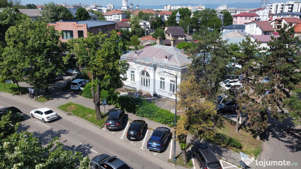 Monument Istoric Teatru langa Liceul Cuza