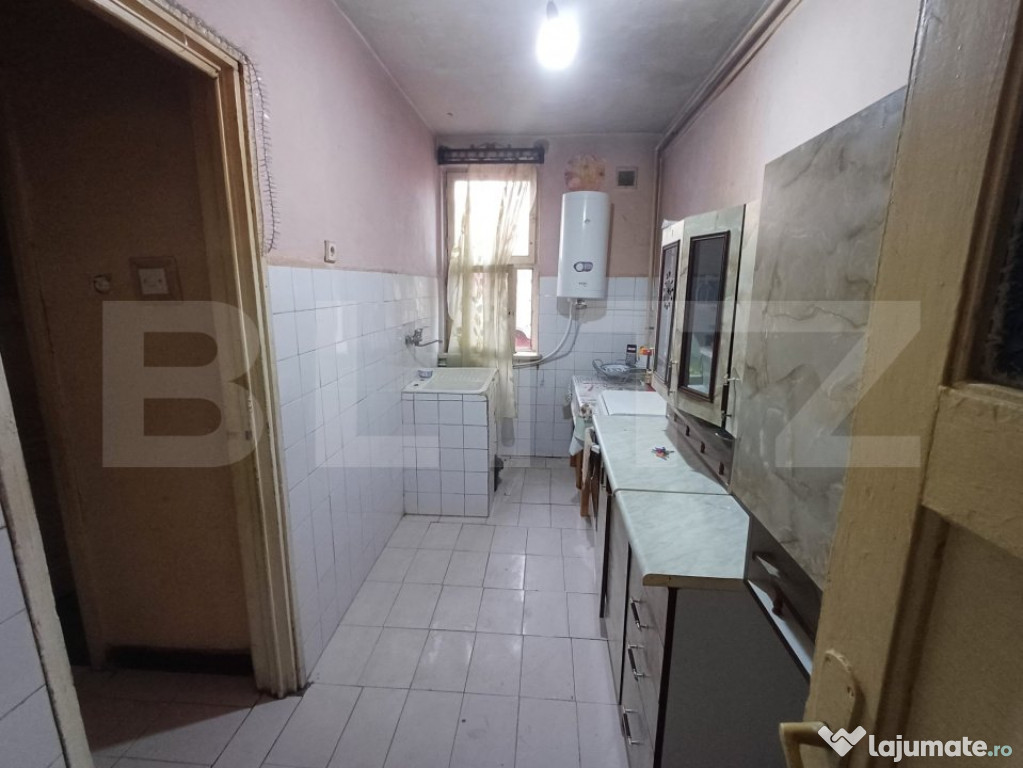 Apartament de vanzare, cu 3 camere, etaj 2, zona Aleea Smard
