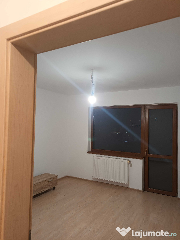 Apartament de 3 camere zona TRACTORUL
