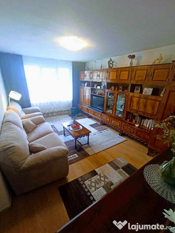 Apartament 3 camere, decomandat - zona Tractorul