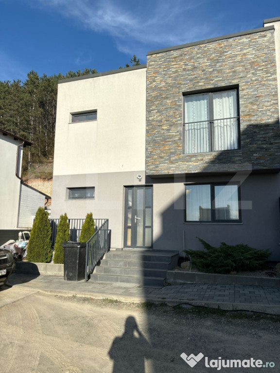 Casa tip triplex, cu 5 camere, 113 mp, teren de 200 mp, zon