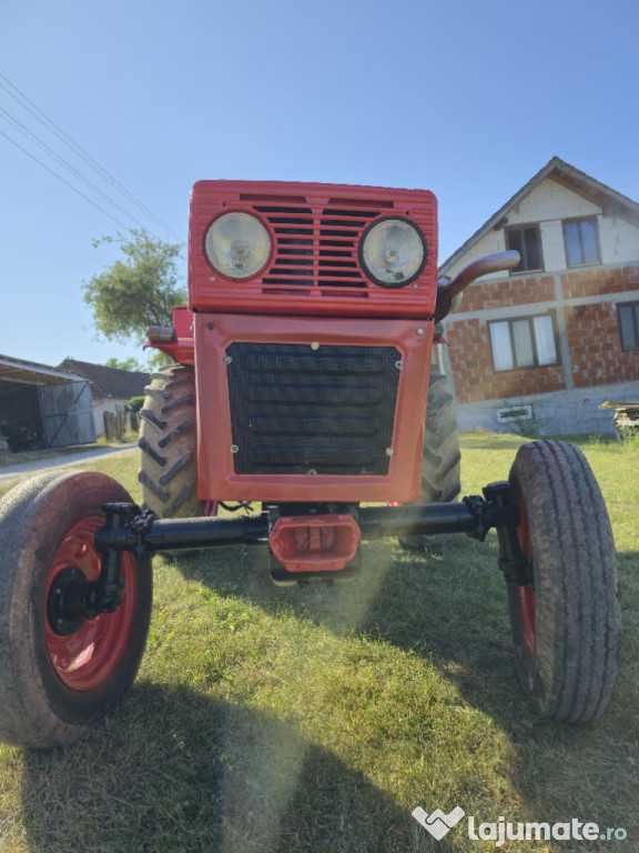 Tractor u445 în 3 pistoane