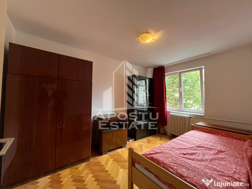 Apartament cu 3 camere, semidecomandat, etajul 2, zona Ce...