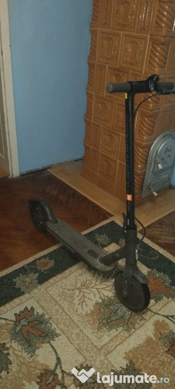 Vând trotineta electrica xiaomi esențial