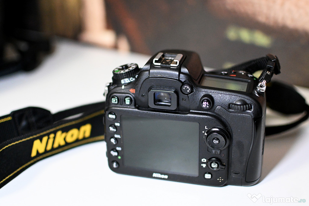 Nikon D7100 cu obiectiv Nikon 18-300mm si obiectiv Nikon 35mm si blitz