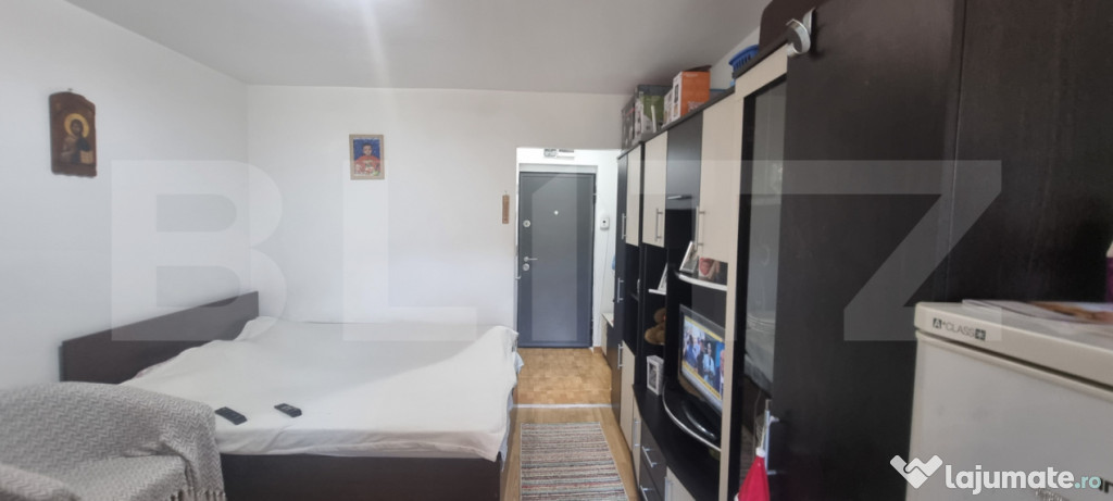 Garsoniera de Vanzare : Decomandat - Baie, Balcon si Bucatar