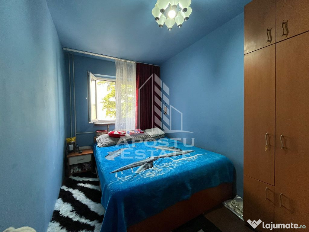 Apartament cu 3 camere, semidecomandat, etaj intermediar,...