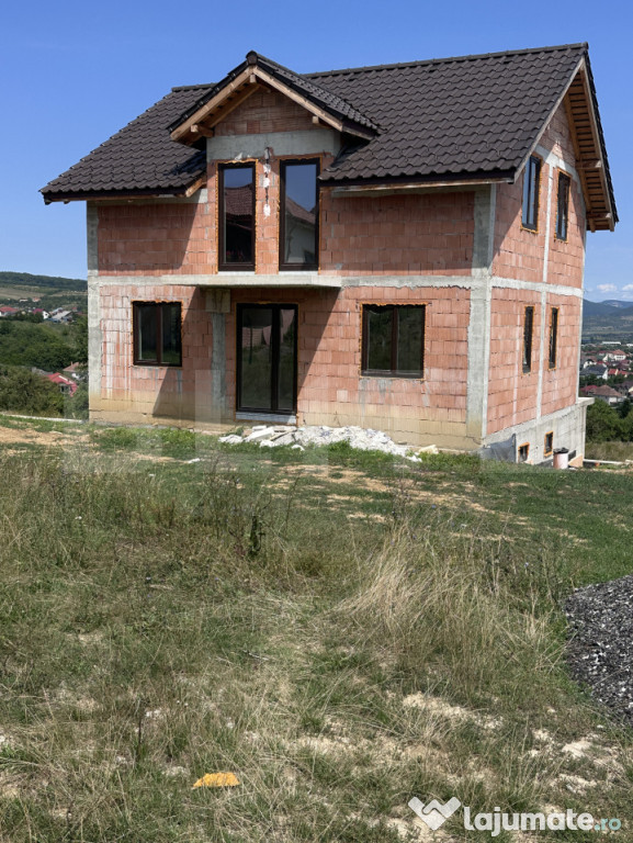 Casă individuală nouă, priveliște panoramică, 400mp ter