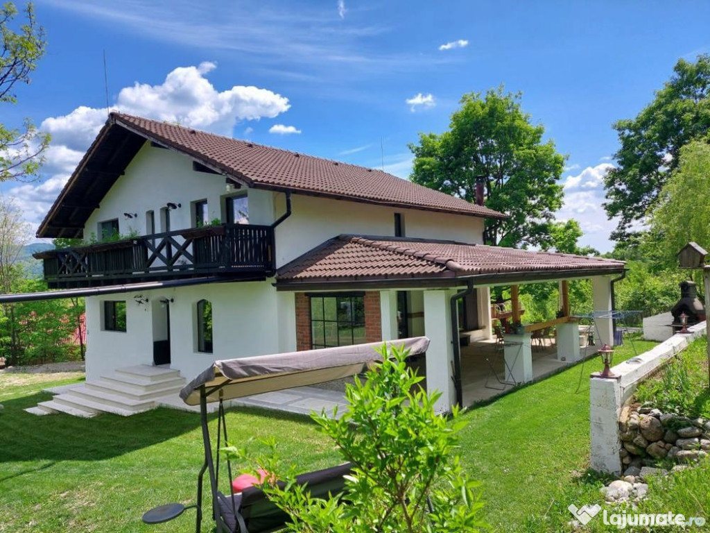 Casa cu peste 1HA pamant la poalele muntelui Cozia
