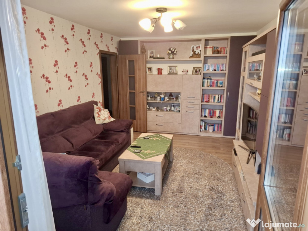 APARTAMENT 3 CAMERE| DECOMANDAT | Tractorul - 2 locuri de pa