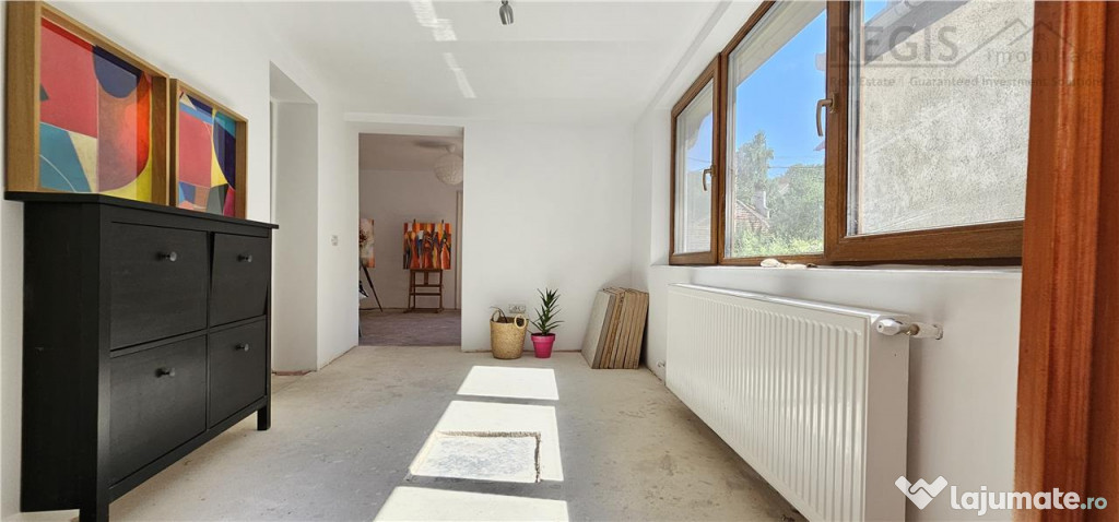 Casa cu curte si parcare in Schei