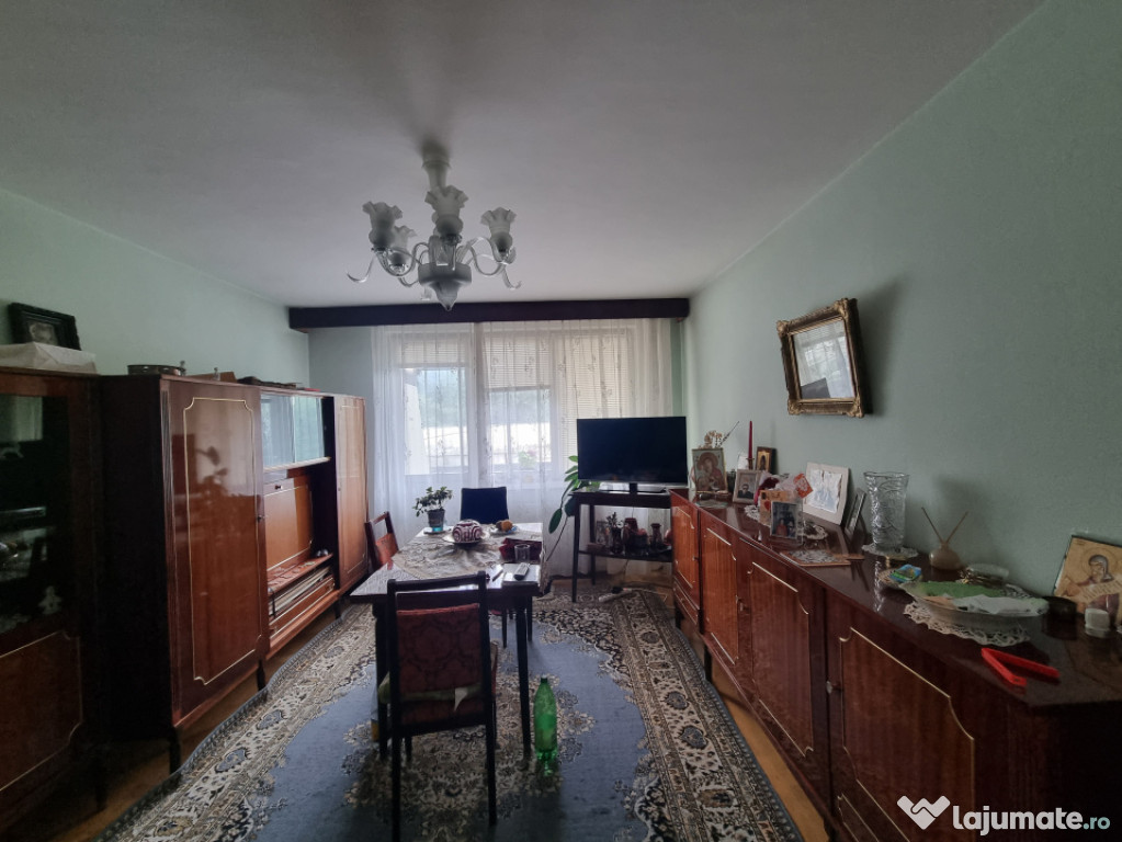 Zonă Centrală- 2 camere decomandate, etaj 1