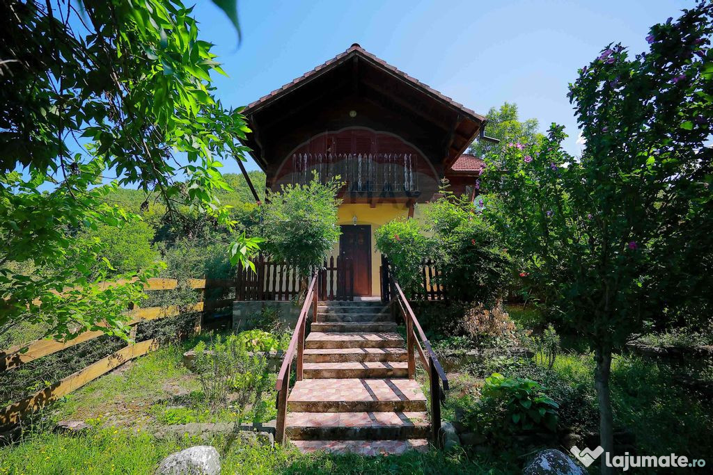 De vânzare Casǎ de Vacanțǎ cu 3 camere, teren 1146 mp...