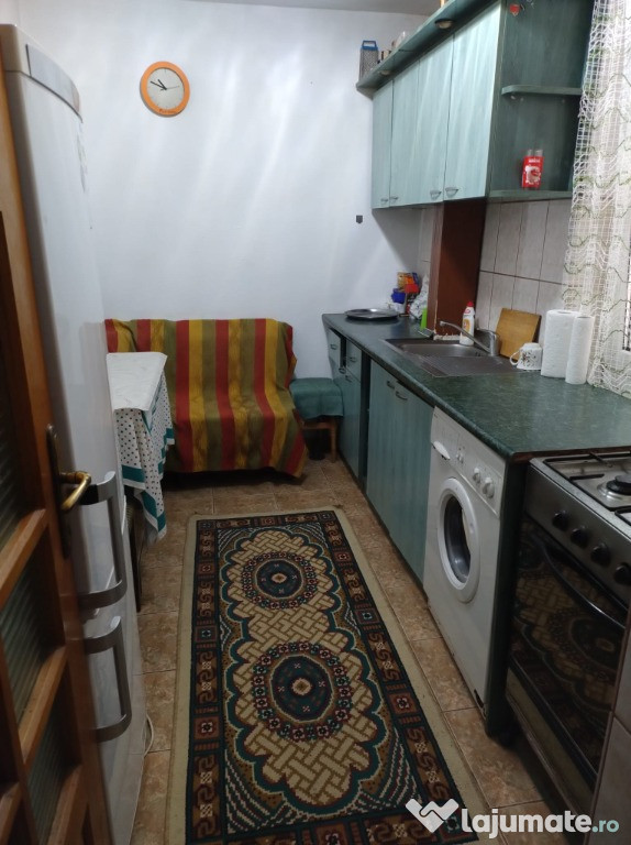 Ofer spre inchiriere apartament decomandat. ZONA CATEDRALEI!