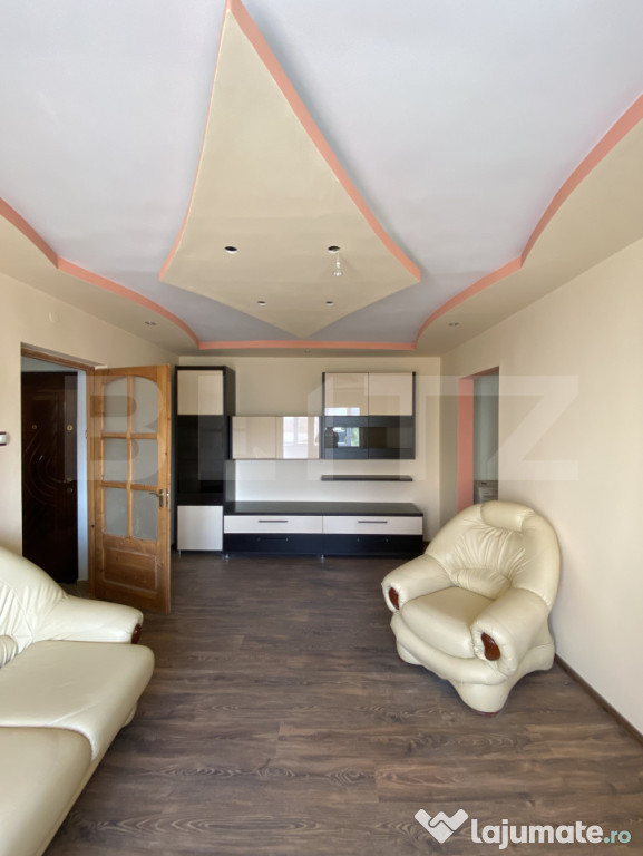 Apartament de 3 camere, 2 bai si balcon inchis, etaj interme