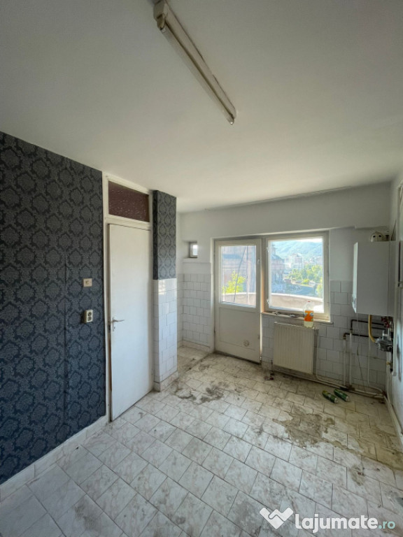 Apartament de 2 camere decomandat, 54mp, etaj 4, zona Catedr