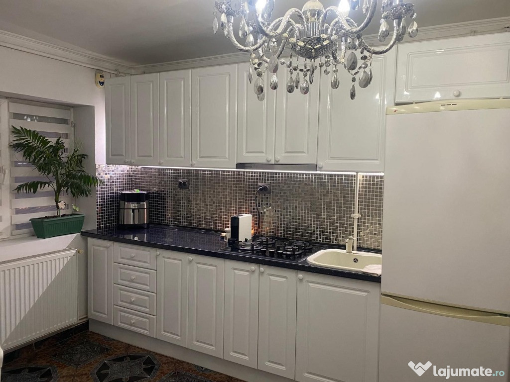 [PRIMARIE] Apartament cu 3 camere, decomandat - Mobilat si Utilat -