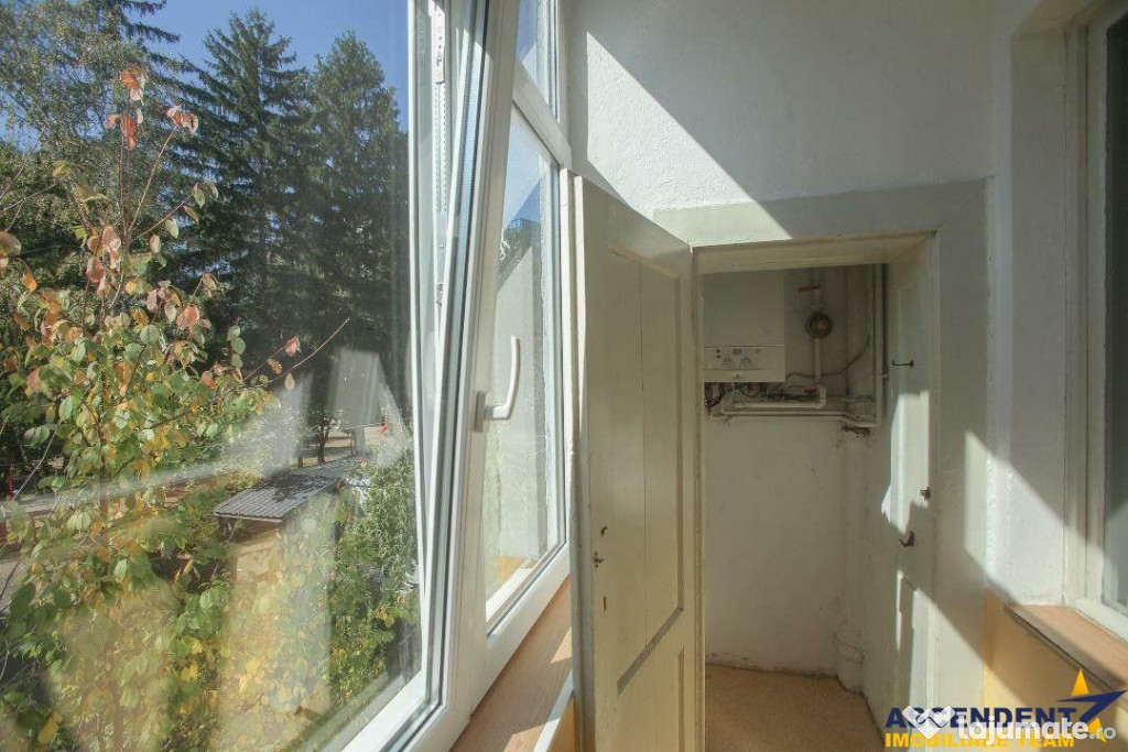 Regim vila, 3 camere, decomandate, terasa si balcon, Centru
