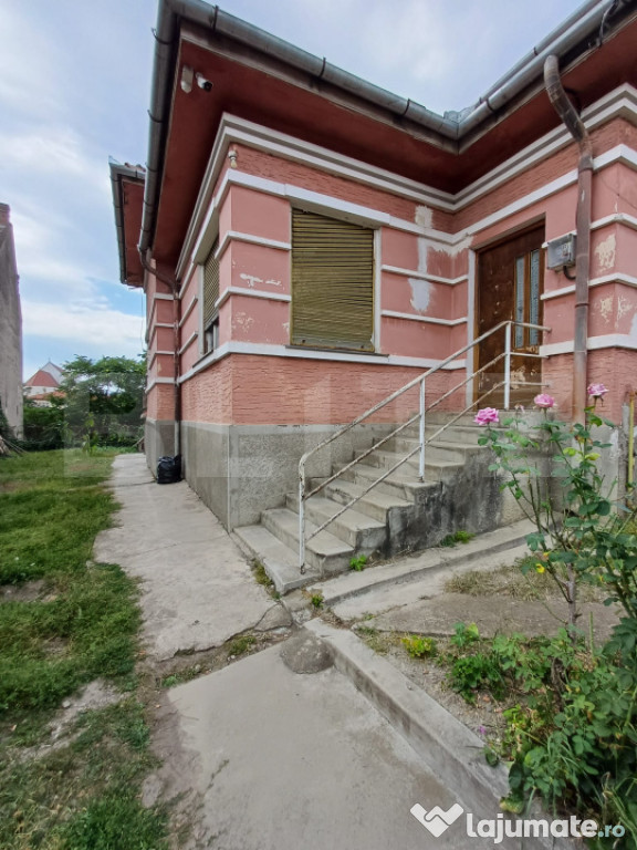 Casa renovabila, 4 camere, 1317 mp teren, zona centrala Turd