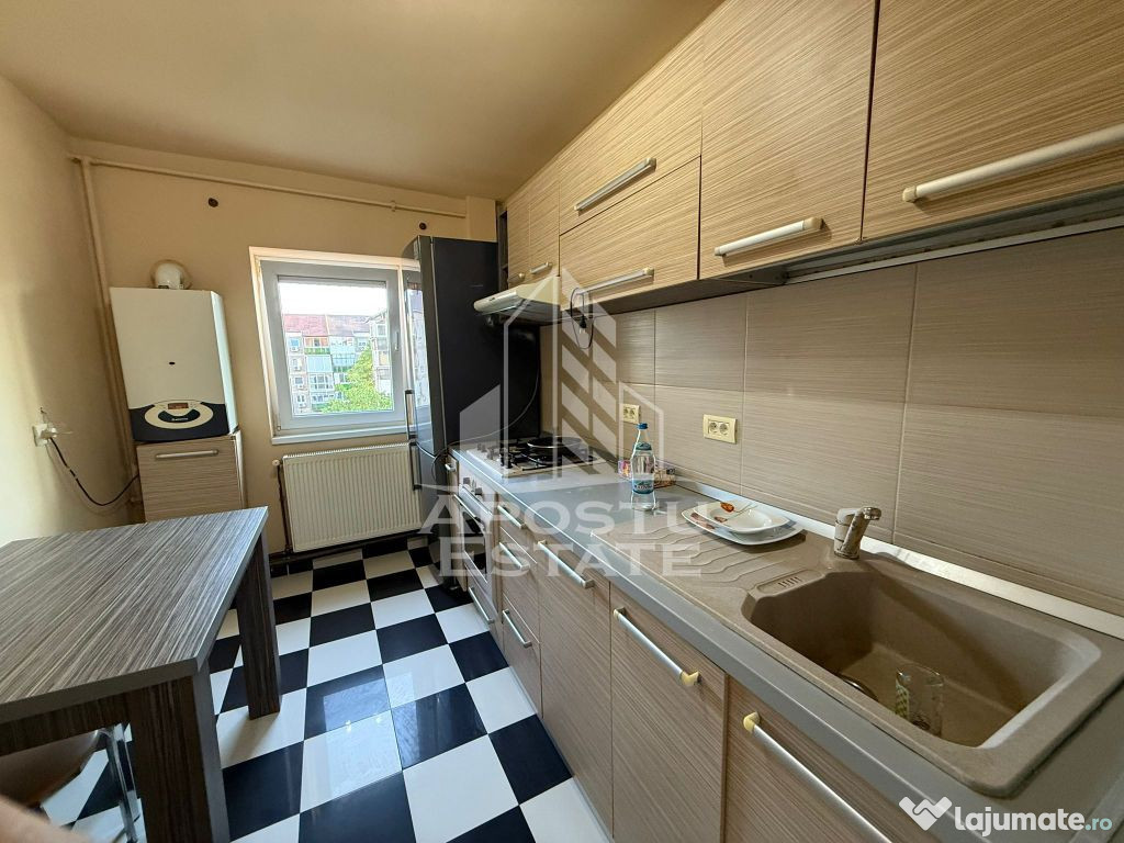 Apartament cu 4 camere ,zona Lipovei