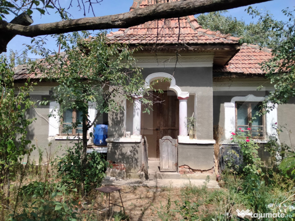 Casa renovabila / demolabila cu 2300 mp teren, Varvor/Bujoru