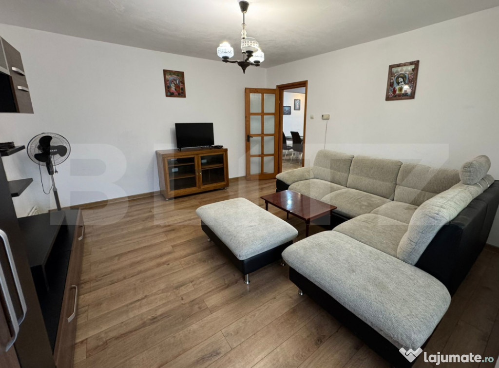 Apartament cu 3 camere, zona Dumbrava