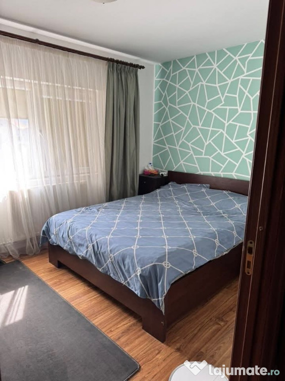 Vanzare apartament 3 camere complet utilat+ garaj