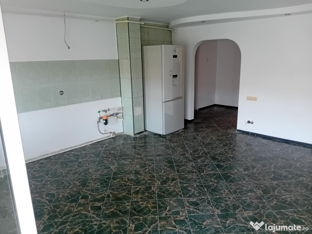 Ap 3 Cam central B-dul Traian 70 mp etaj 3 decomandat 2 bai bloc nou