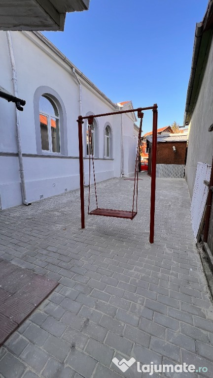 Casa cu 4 camere, curte si garaj - Zona Teilor
